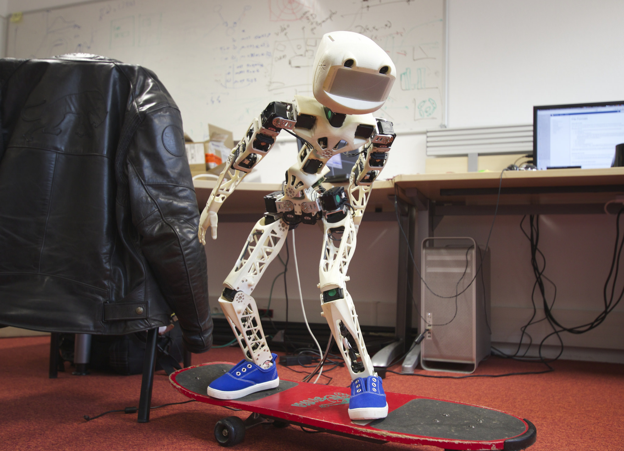 Poppy Humanoid sur un skateboard